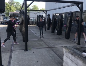 Trainingen hervat op het buiten terrein van Loeks Gym.