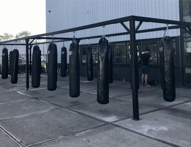 Trainingen hervat op het buiten terrein van Loeks Gym.